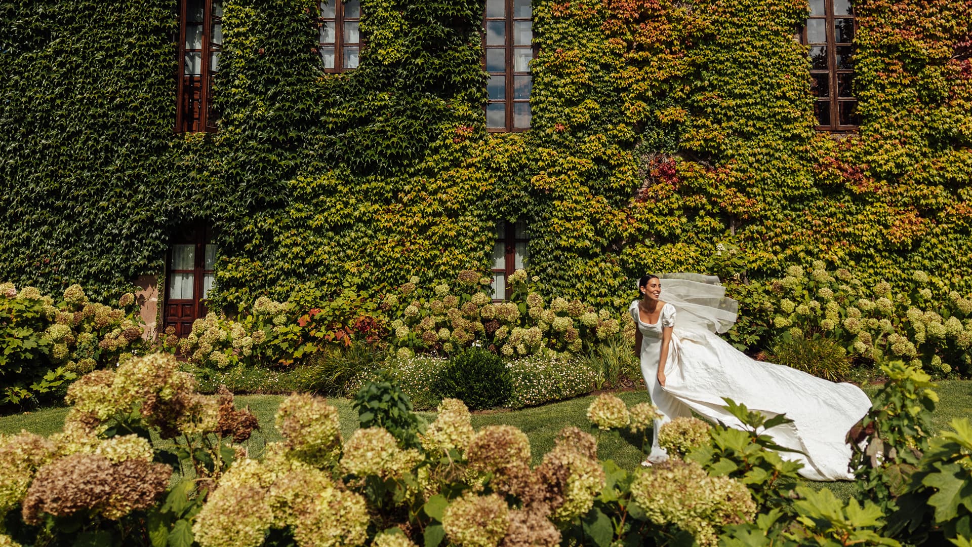 Weddings in Cantabria Spectacular image of a bride among the vegetation of our wedding venue in Cantabria.