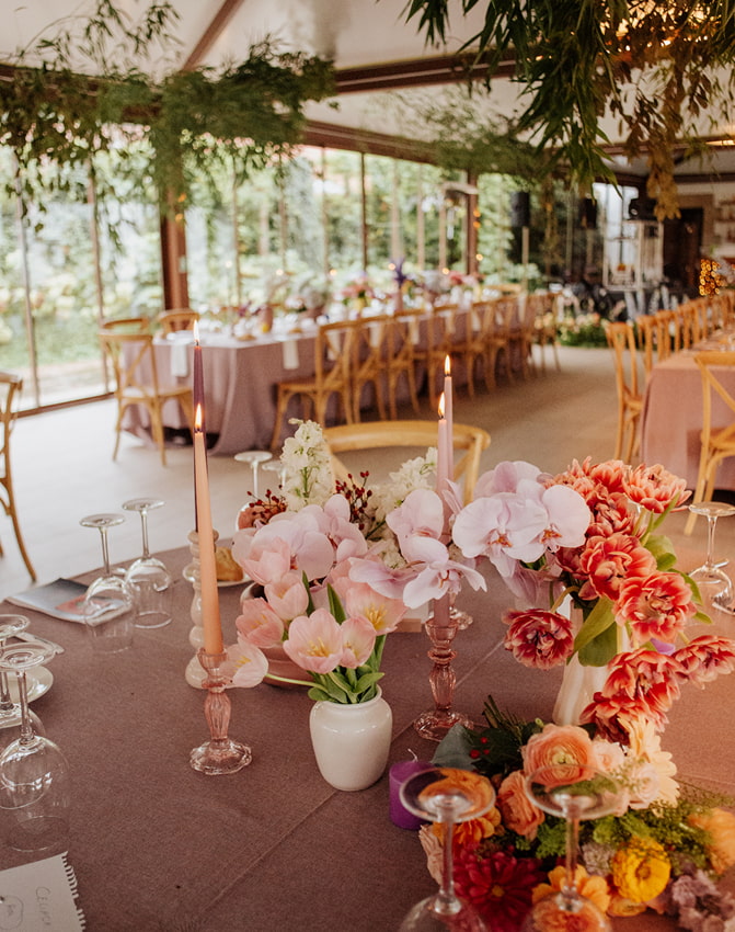 Floral decoration Tables decorated with flowers in pink and reddish tones