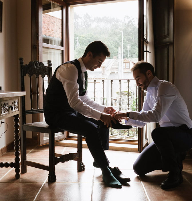 Hotel 4 Friend of the groom helping him get dressed just before the ceremony