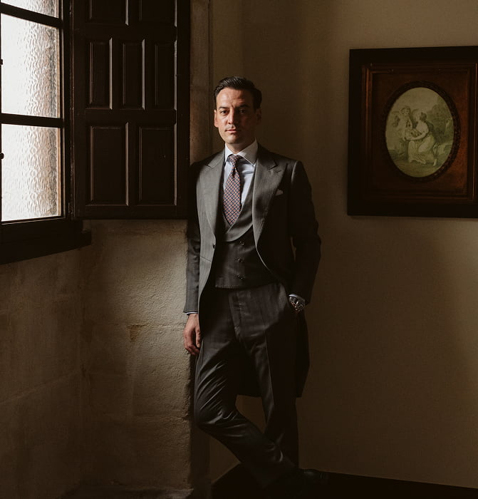 Hotel 5 Bride and groom posing inside the palace during the photo shoot