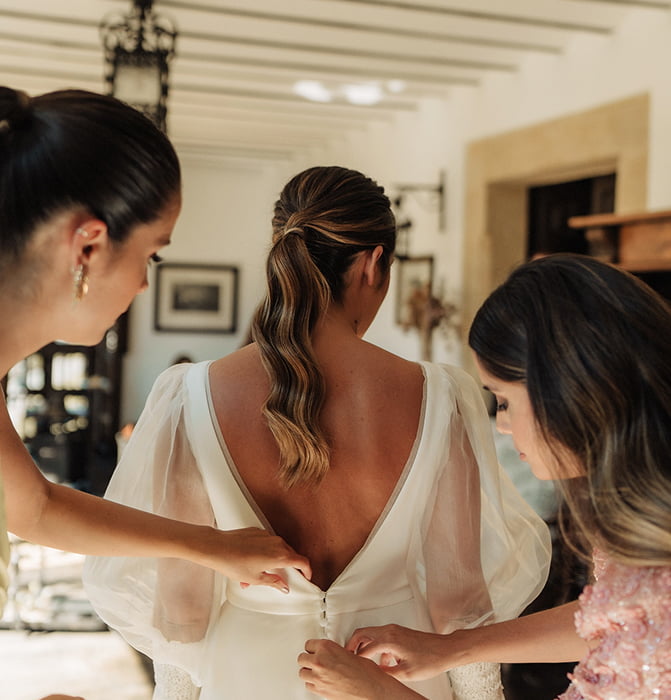 Boutique Hotel 7 Friends of the bride fastening her dress