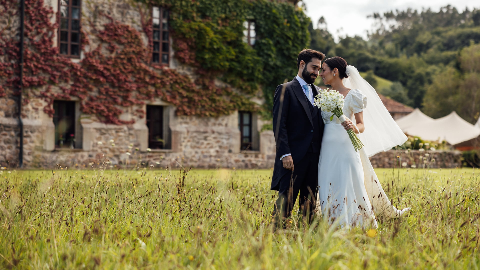 Wedding Venue Cantabria The bride and groom posing in the gardens of our Wedding Venue