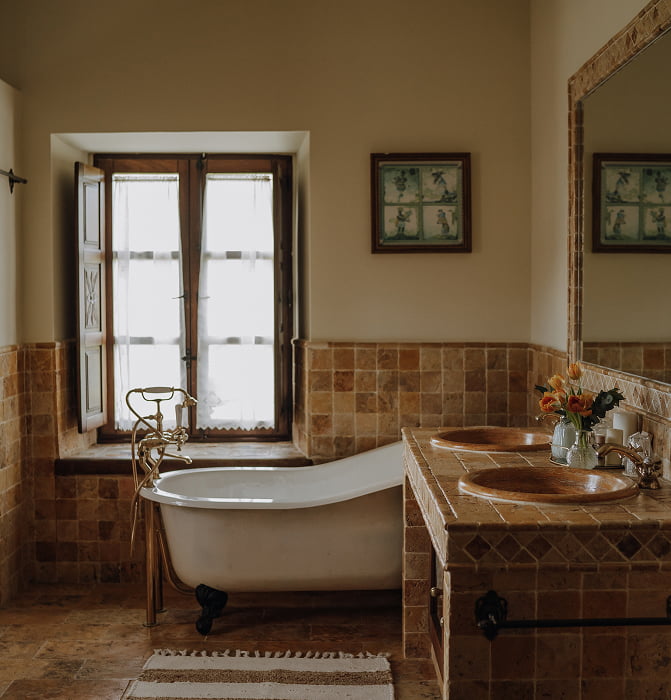 Bedroom 3 Bathroom with Victorian style bathtub