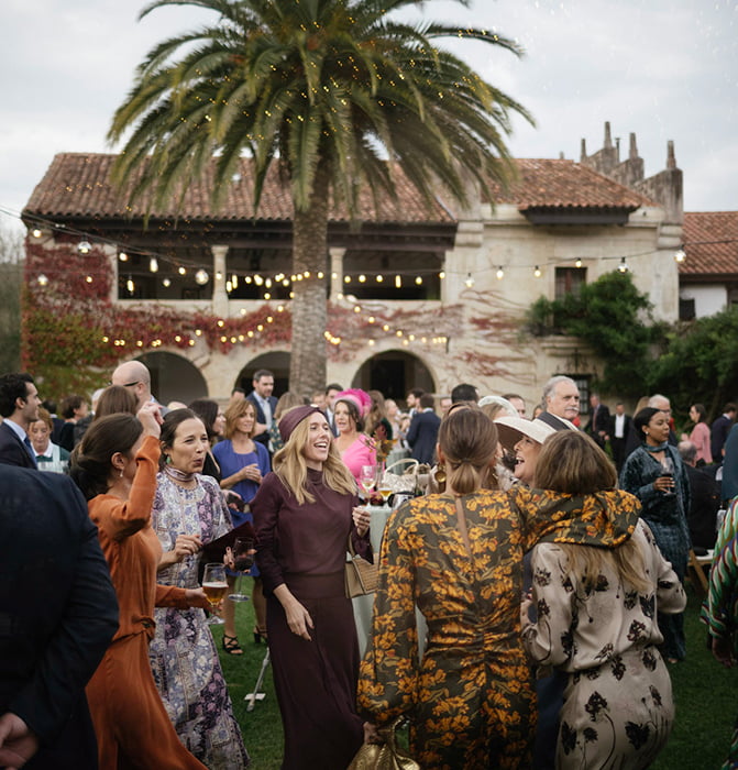 Gardens 5 Guests enjoying themselves in the outdoor areas of the palace