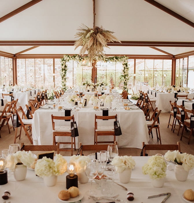 Glazed lounge 8 Decorated in white and wood tones, in classic style