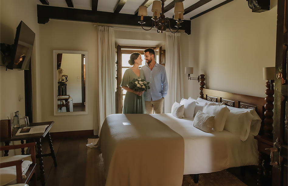 Gift Box 1 Couple with a bouquet in the superior double room