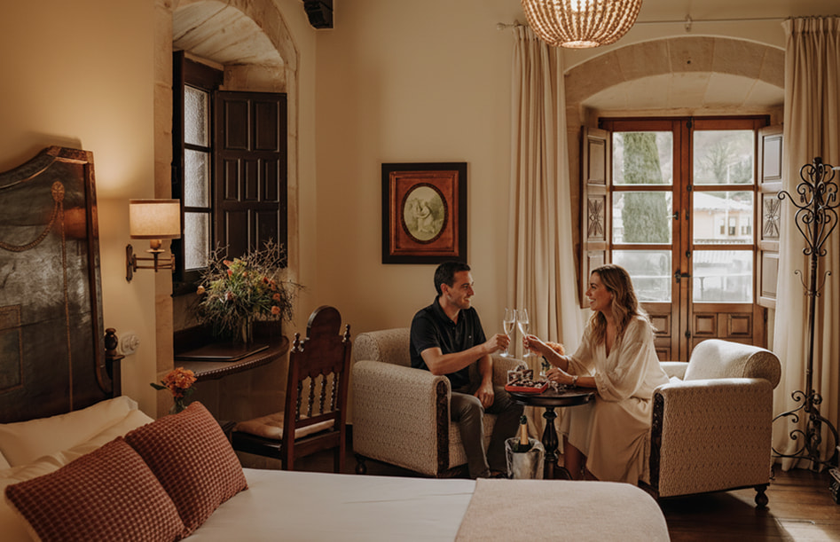 Gift Box 2 Couple toasting in the suite