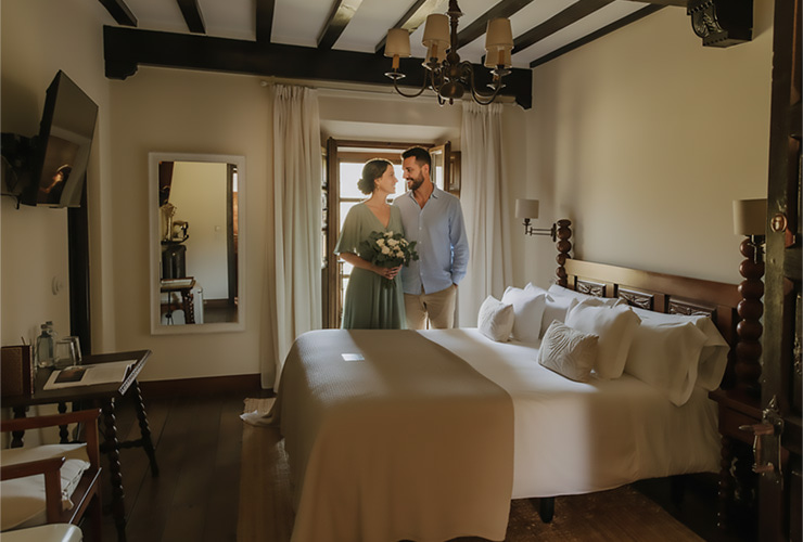 Gift Box 1 Couple with a bouquet in the superior double room