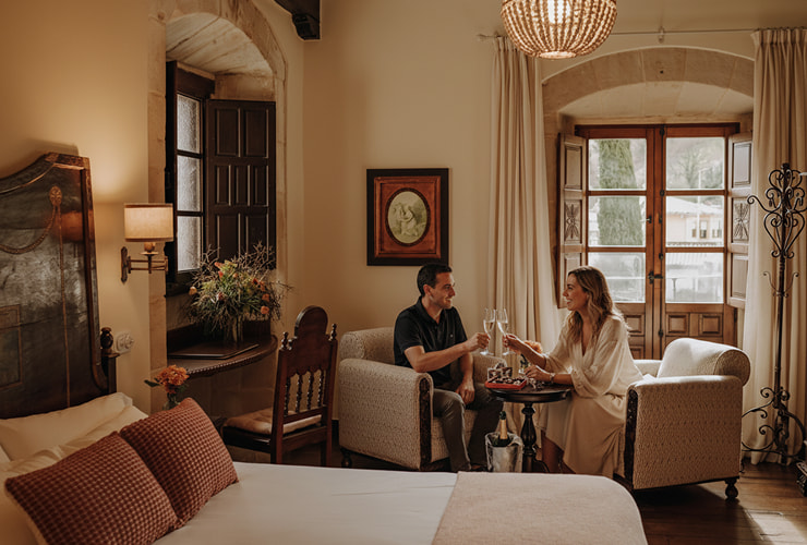 Gift Box 2 Couple toasting in the suite