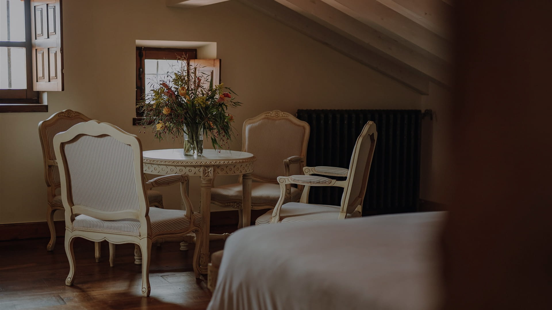 Rooms Palacio de Caranceja Palace Room with table, chairs and floral centrepiece
