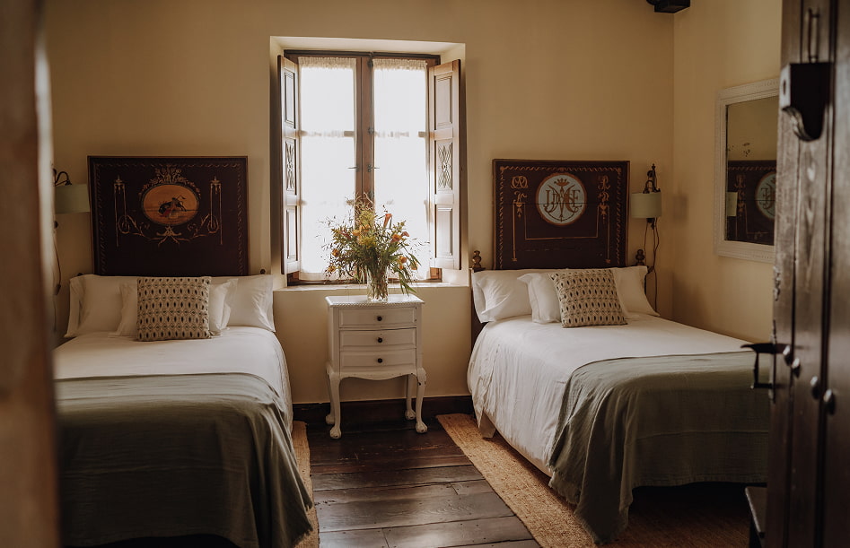 Superior Double 1 Room with two single beds, with dark green bedspreads