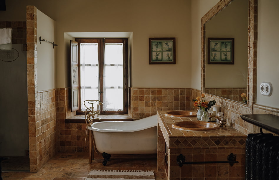 Superior Double 3 Bathroom with Victorian style bath