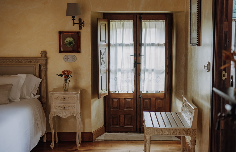 Junior Suite 2 Detail of one of the windows of the room, very close to the bed.