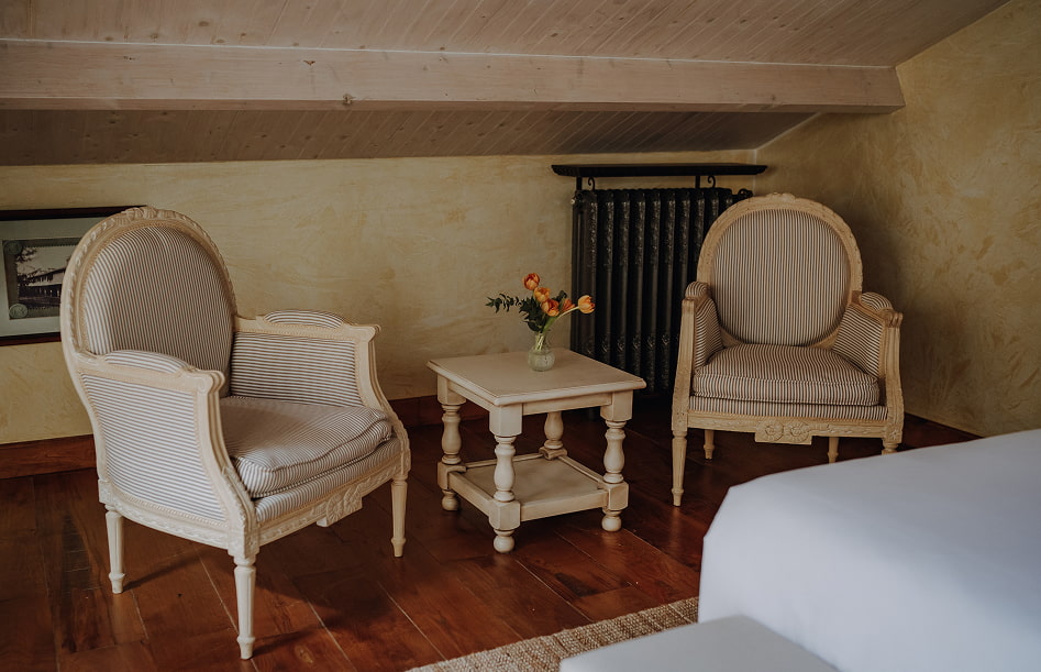 Junior Suite 3 Classic style armchairs in one of the corners of the room.