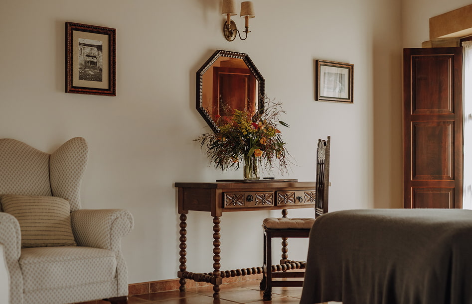 Junior Suite 6 Writing table with a vase of dried flowers