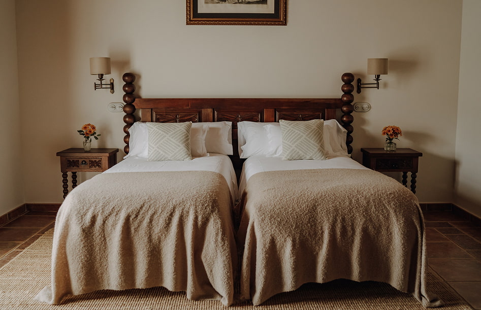 Junior Suite 7 Bedroom with two single beds, side by side