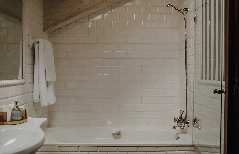 Junior Suite 8 Detail of the bathtub, with classic style fittings