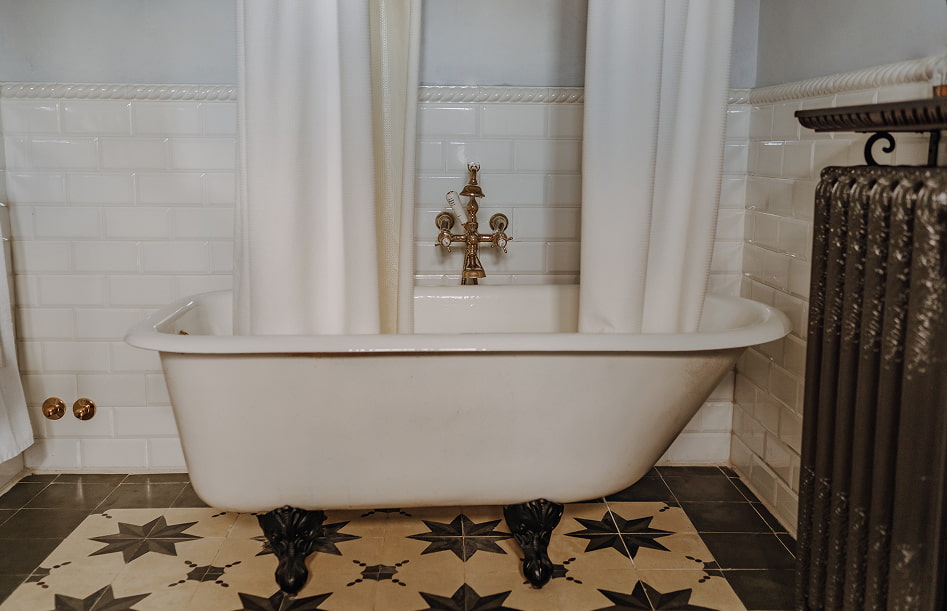 Standard Room 4 French style bathtub with tiled floors