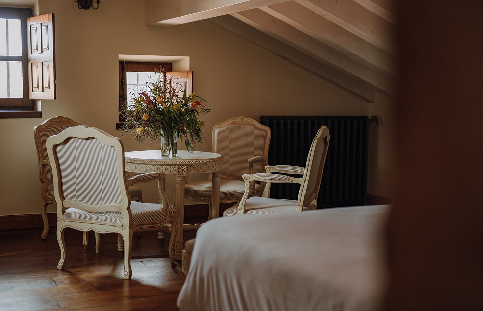 Family Suite 1 Round table next to 4 classic-style armchairs