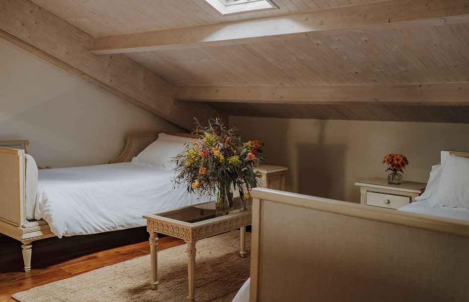 Family Suite 3 Room with two single beds, with sloping ceilings