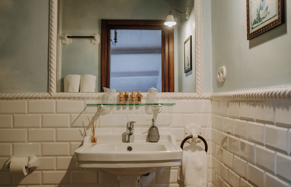 Family Suite 6 Bathroom with white tiling
