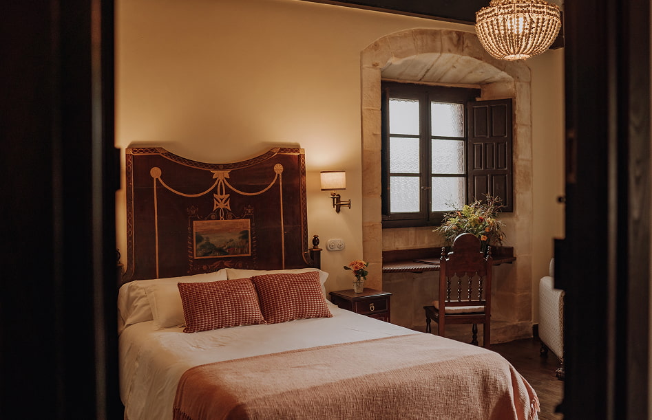 Presidential Suite 1 General view of the room, with hardwood furniture and exquisite decoration.