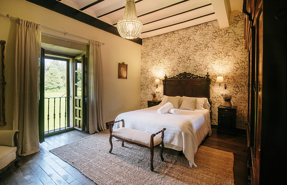 Presidential Suite 5 Spacious room with exposed beams and crystal chandelier