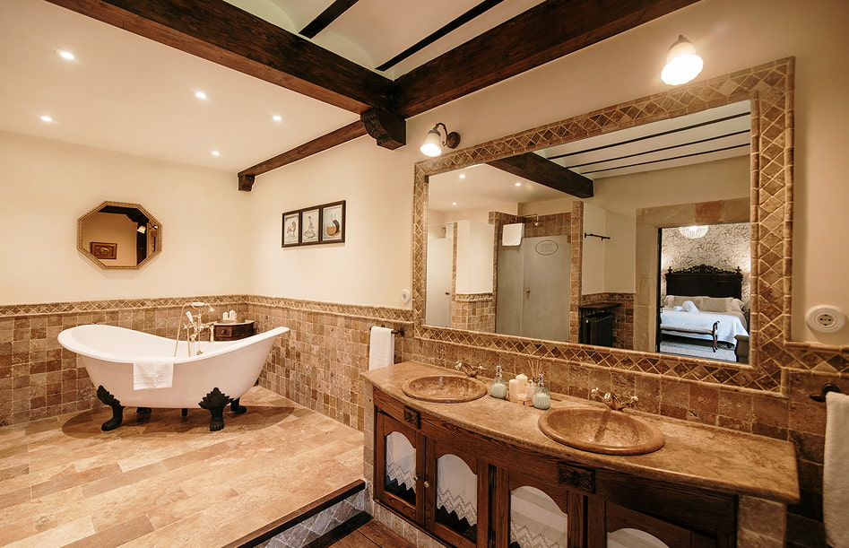 Presidential Suite 6 General view of the bathroom, with Victorian bathtub and double wash basin