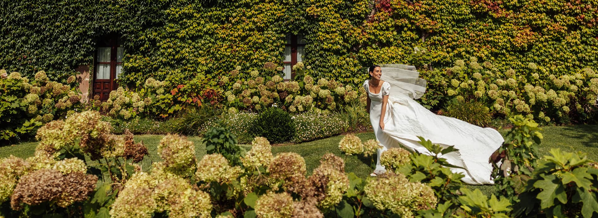 Jardines del Hotel Boutique Novia posando entre la verde vegetación del Palacio