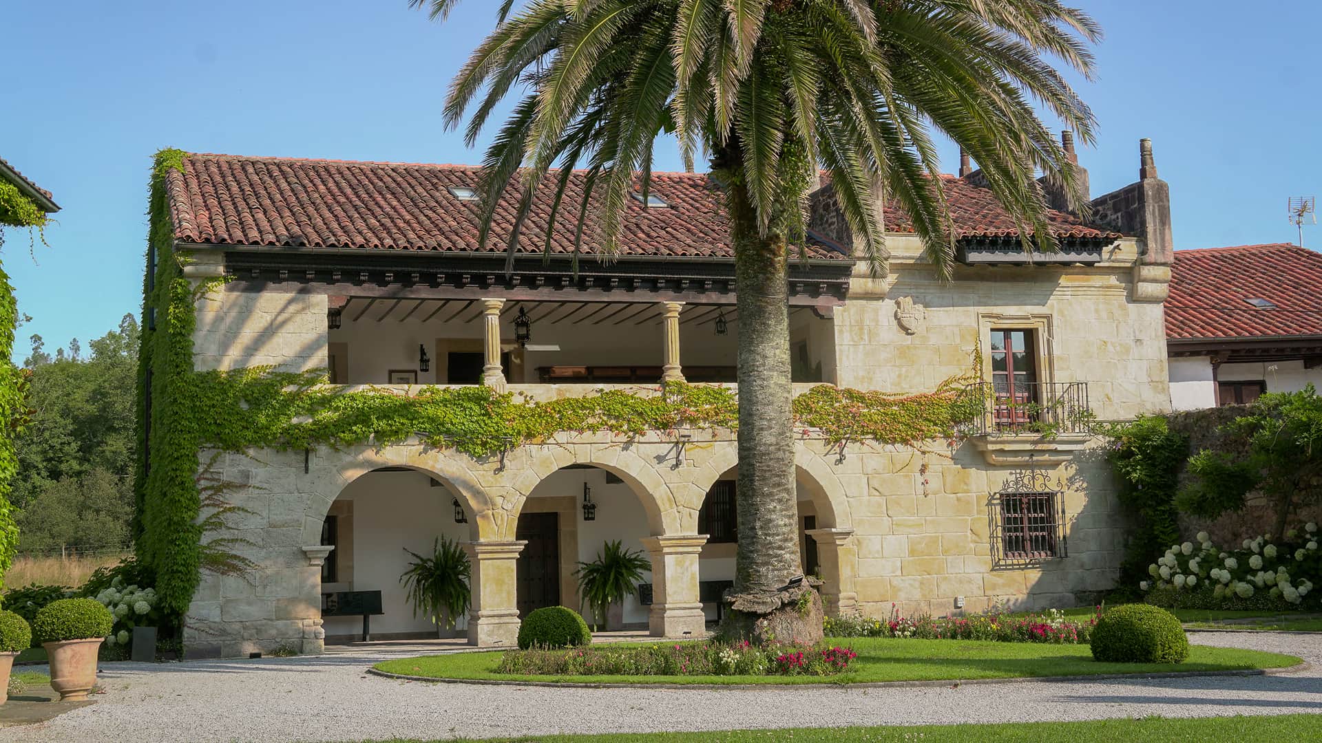 Finca para Bodas en Cantabria Vista general del edifico del Hotel Palacio de Caranceja