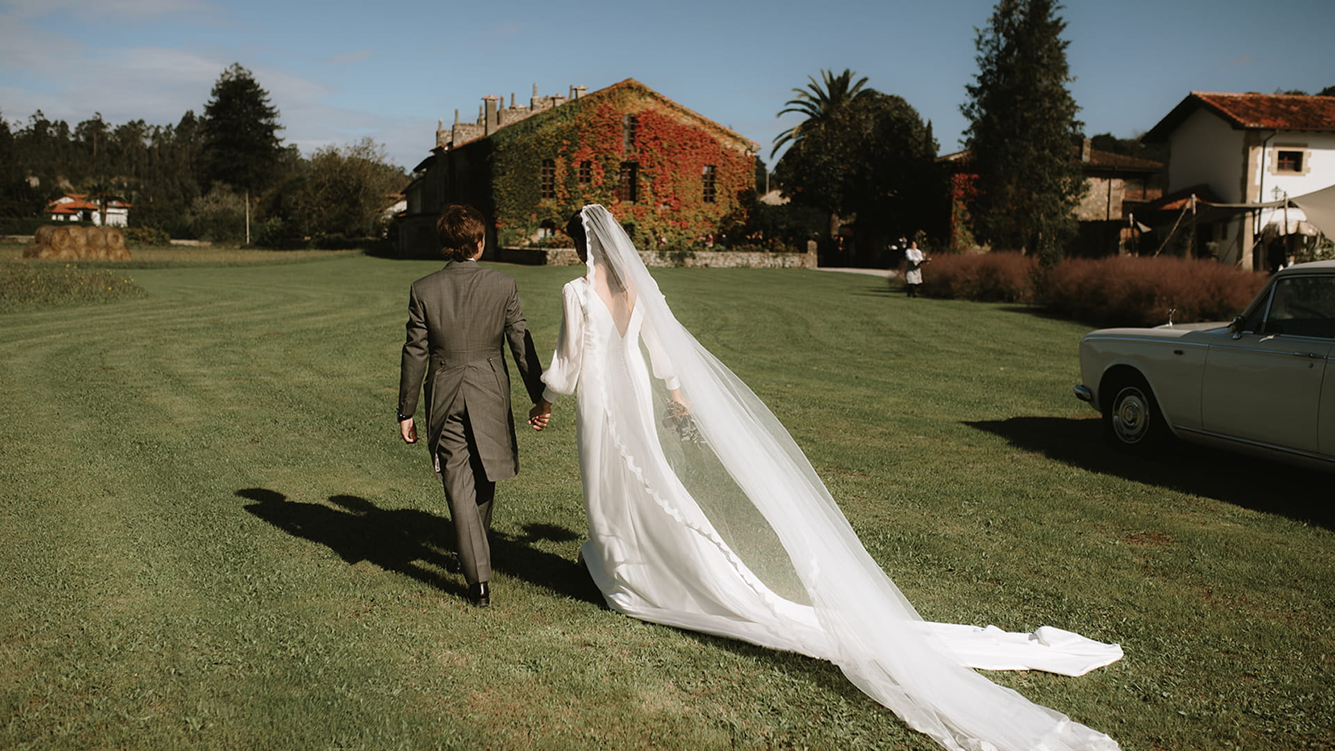 Hotel Boutique en Cantabria 2 Pareja de novios celebrando su boda en Palacio de Carancaja