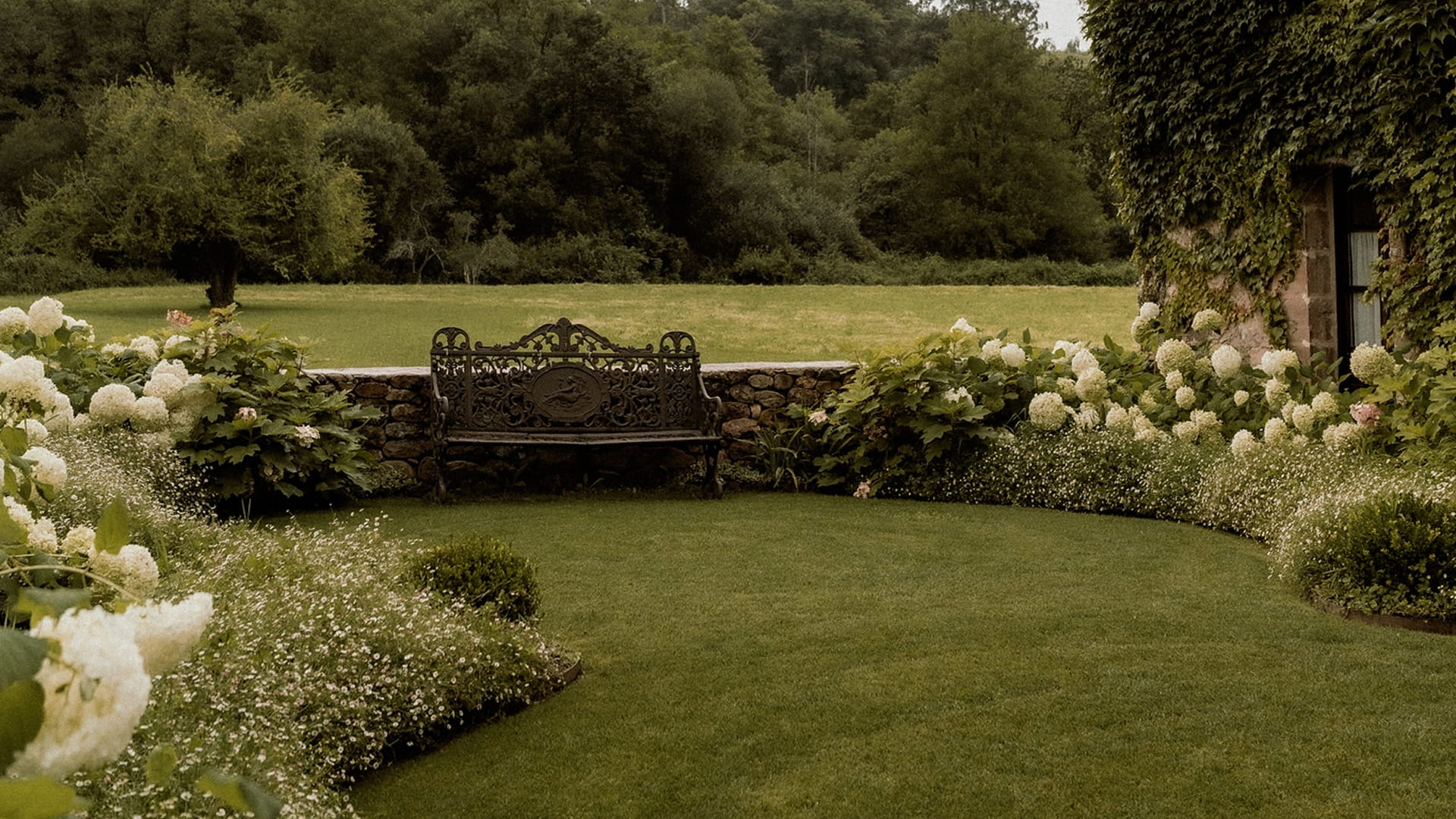 Boutique Hotel 3 Detalle de los bonitos jardines de Palacio de Caranceja