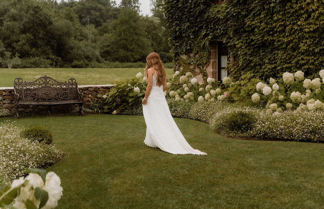 Palacio de Caranceja 1 Novia de espaldas en los jardines de nuestra finca para bodas en Cantabria