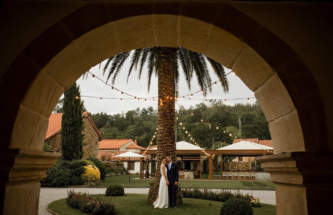 Palacio de Caranceja 5 Pareja de novios durante su boda en el Palacio