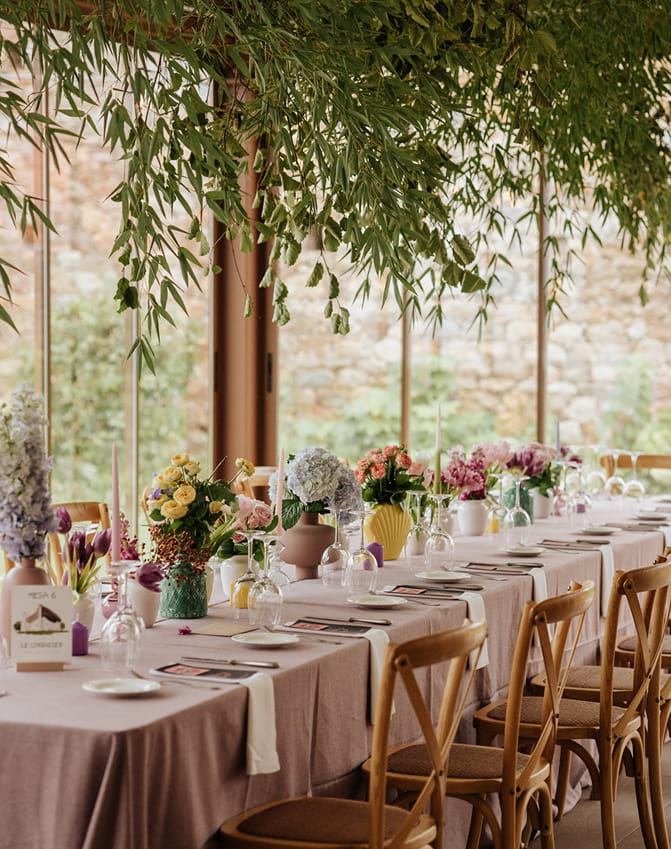 Bodas & Eventos 1 Mesa larga decorada con flores de colores