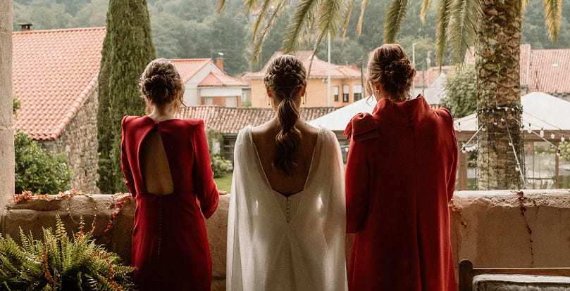 Bodas & Eventos 2 Novia de espaldas junto a dos damas de honor