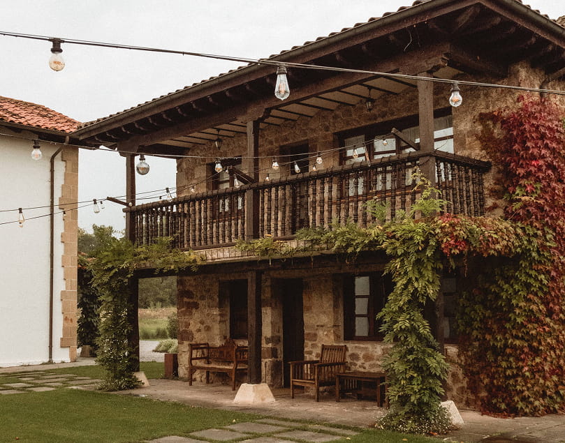Bodas & Eventos 1 Fachada de uno de los edificios de Palacio de Caranceja