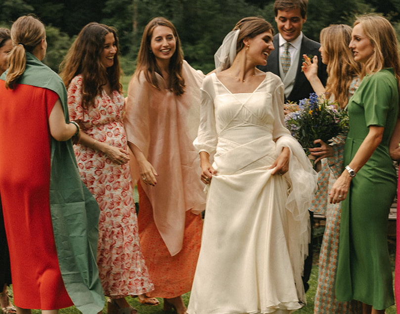 Bodas & Eventos 10 Novia durante un momento de la boda, hablando con los invitados