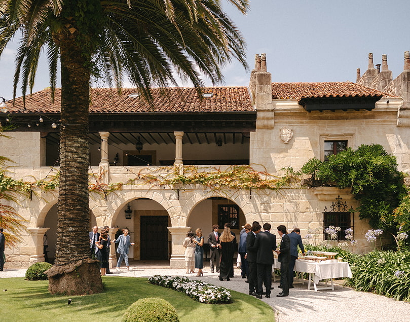 Bodas & Eventos 11 Invitados delante de la fachada del Palacio durante el cocktail