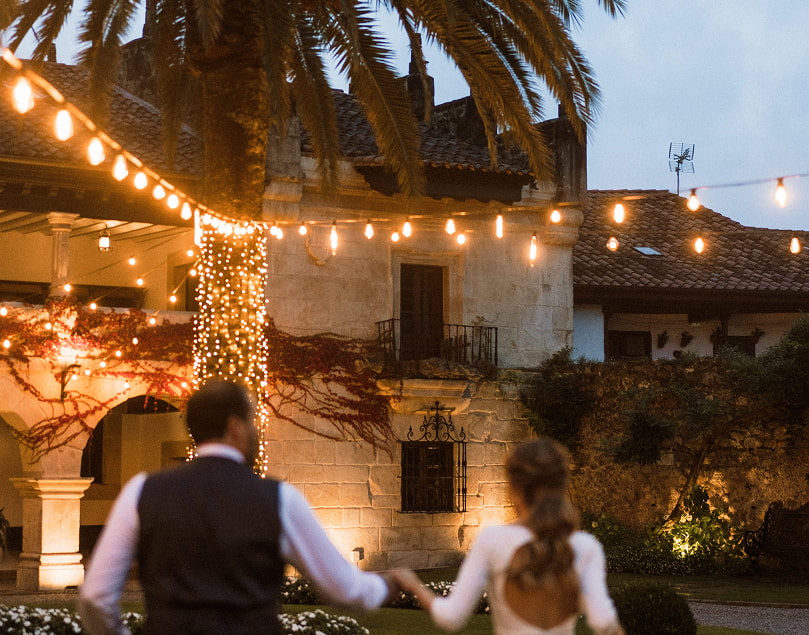 Bodas & Eventos 12 Palacio de Caranceja iluminado con guirnaldas de luces