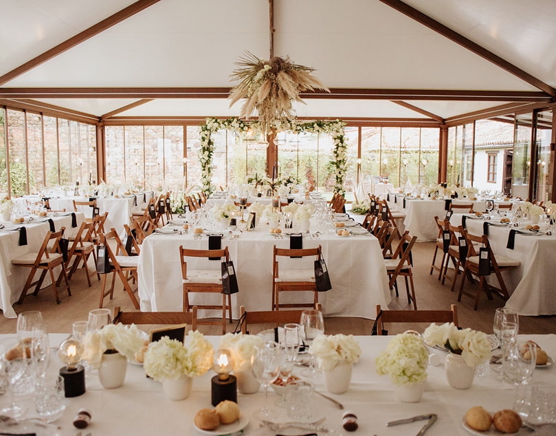 Bodas & Eventos 4 Bonito salón acristalado decorado para una boda