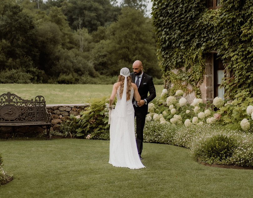 Bodas & Eventos 5 Pareja de novios posando en nuestros jardines