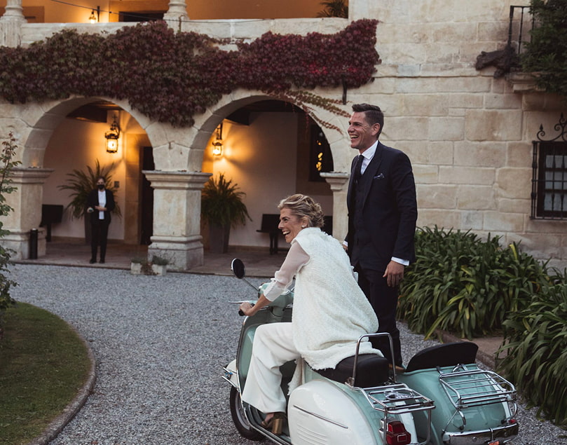 Bodas & Eventos 6 Pareja de novios llegando al palacio en una moto vintage con sidecar