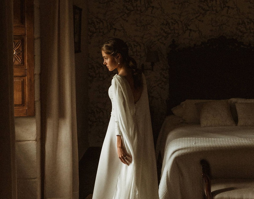 Bodas & Eventos 8 Novia en su habitación durante el reportaje fotográfico