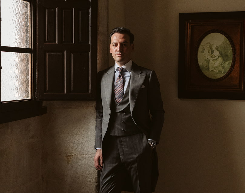 Bodas & Eventos 9 Novio en su habitación durante el reportaje fotográfico