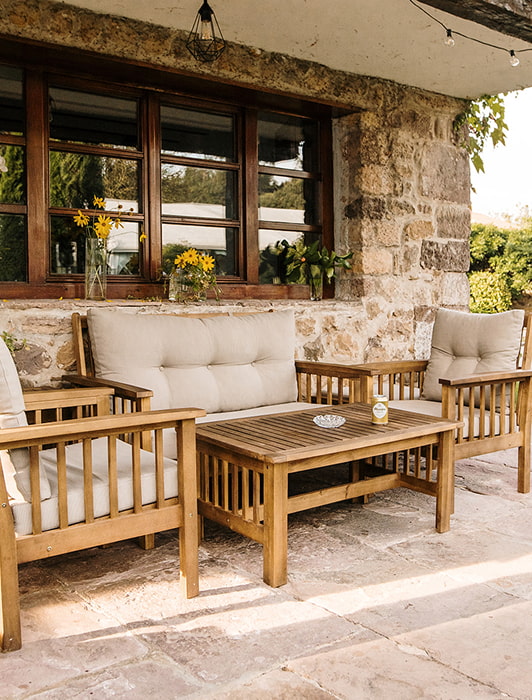 Casa Rural Porche de nuestra casa rural, con mobiliario de exterior en madera