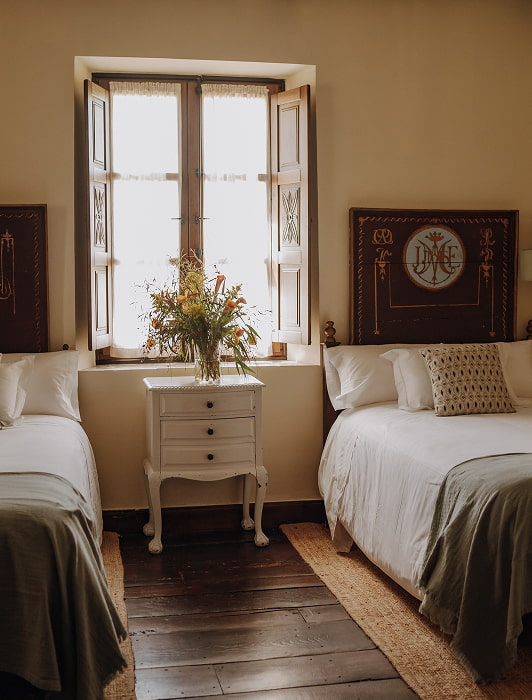 Habitación Doble Superior Habitación con dos camas individuales separadas por una mesita de noche blanca