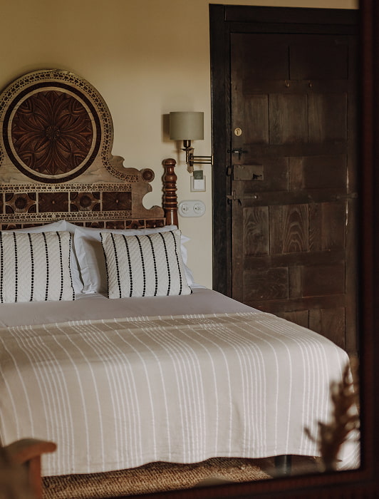 Habitación Sencilla Habitacion con cama doble y cabezal de madera tallada