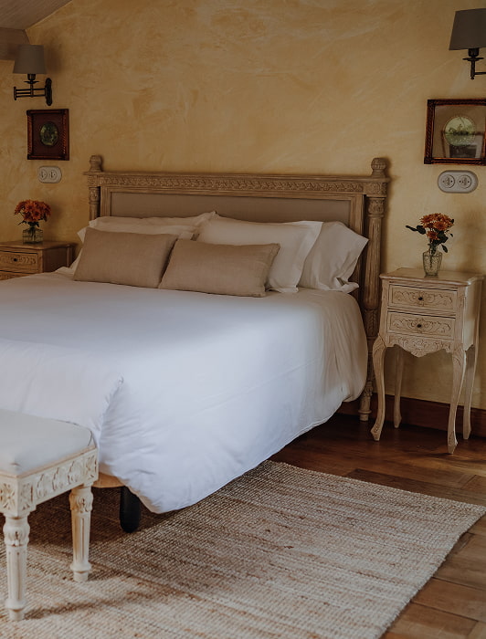 Junior Suite Habitación con muebles de madera color beige y decoración clásica