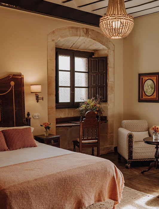 Suite Presidencial Habitación con muebles de madera noble y decoración clásica